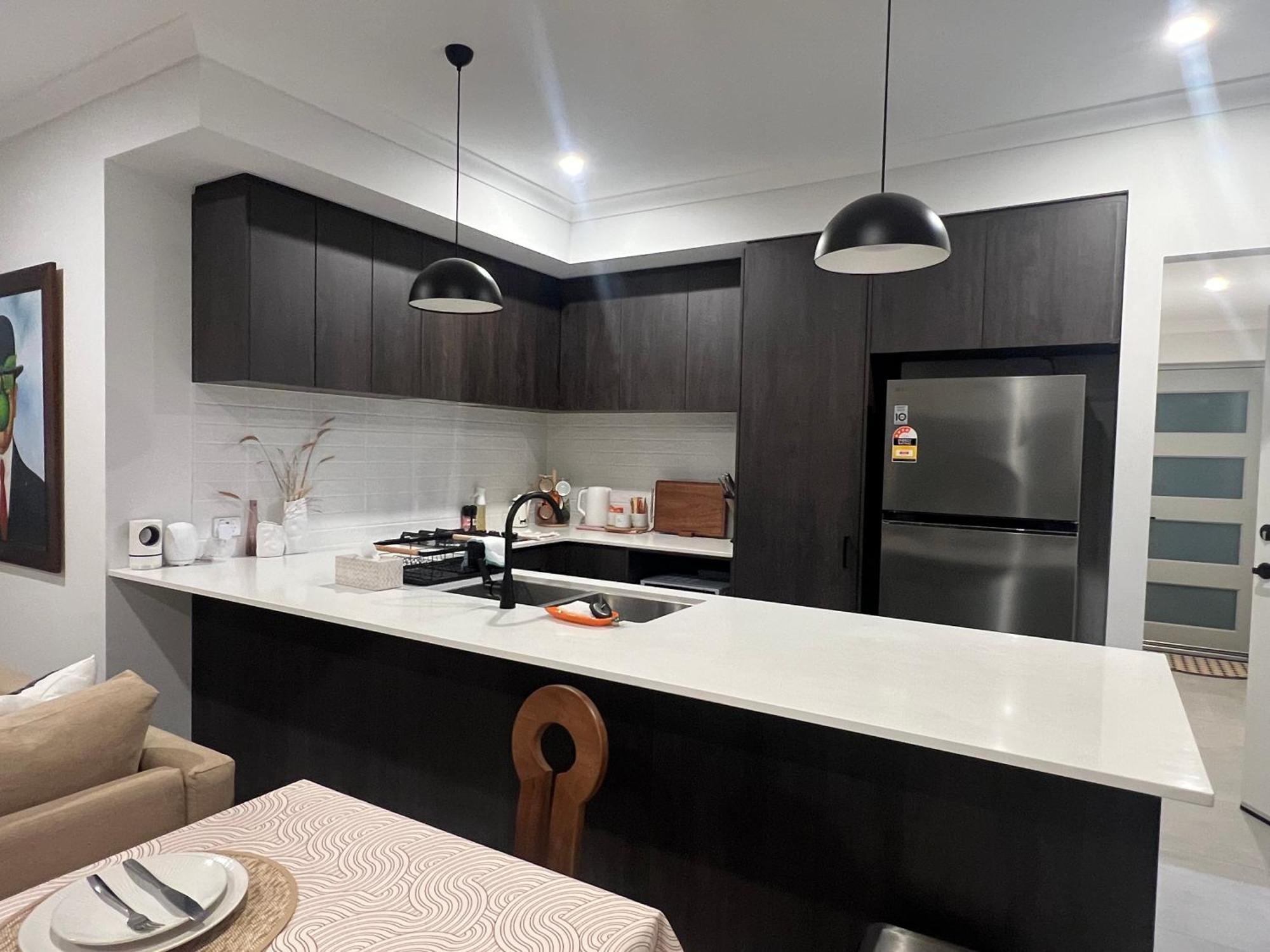 Apartment New Modern Retreat Steps From Shops & Eats *