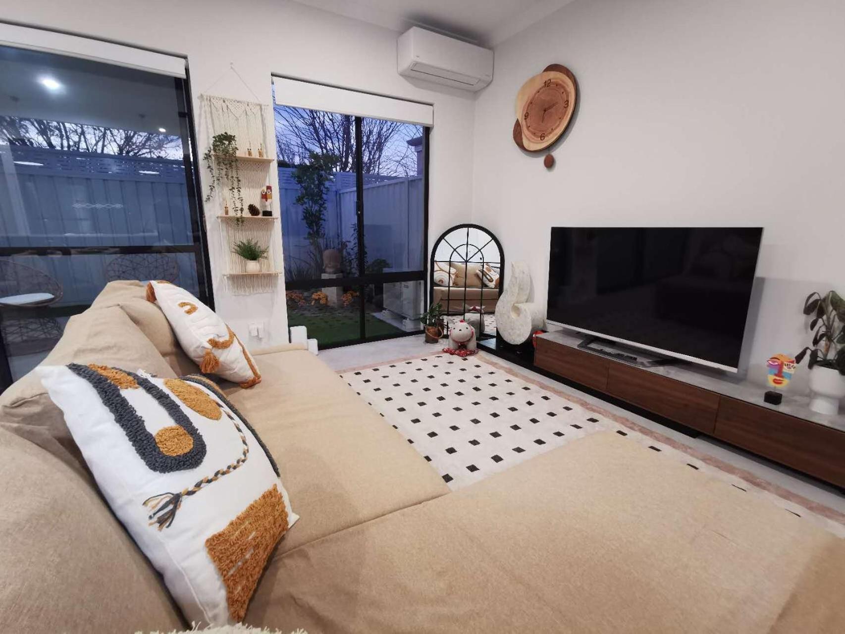 New Modern Retreat Steps From Shops & Eats Apartment