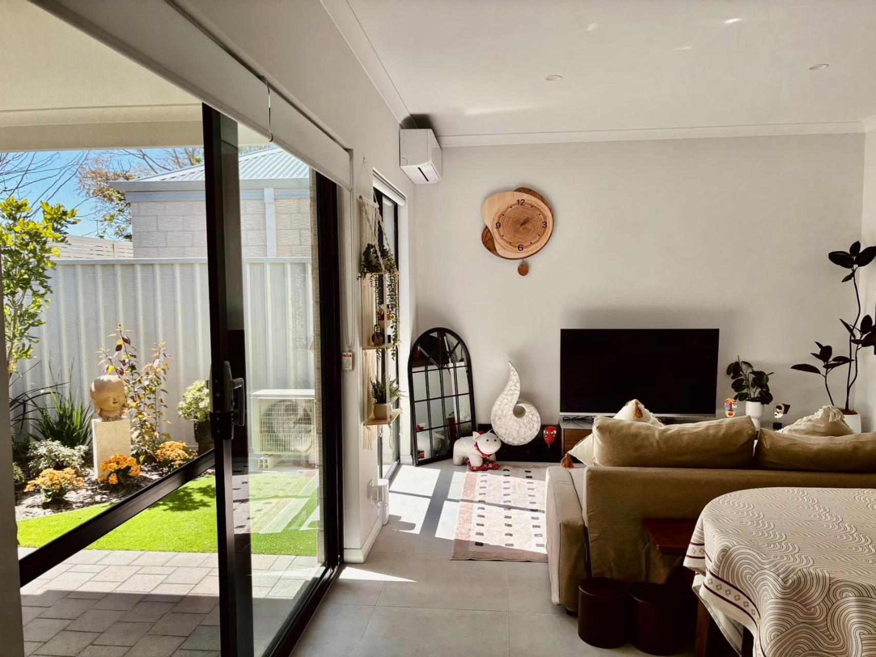 New Modern Retreat Steps From Shops & Eats Apartment