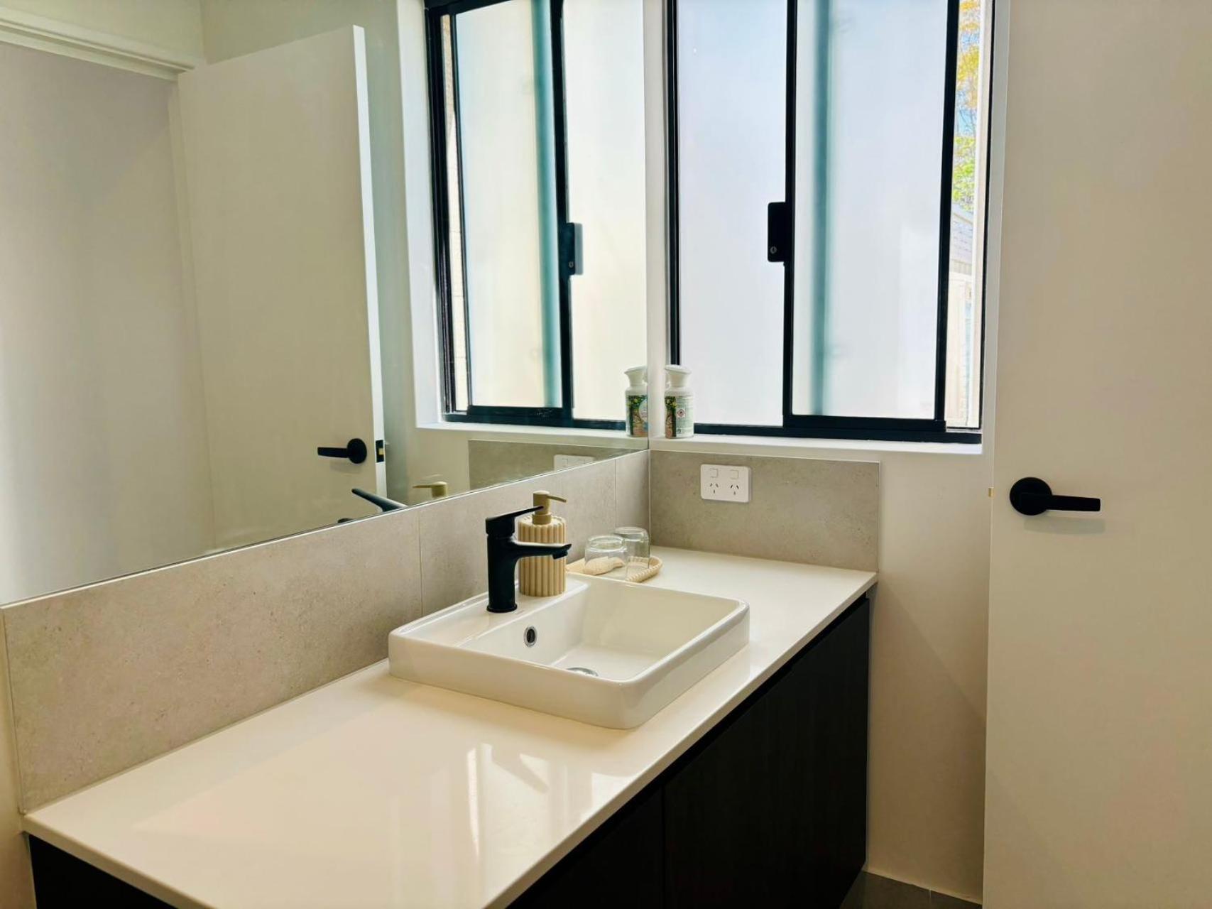 Apartment New Modern Retreat Steps From Shops & Eats Perth
