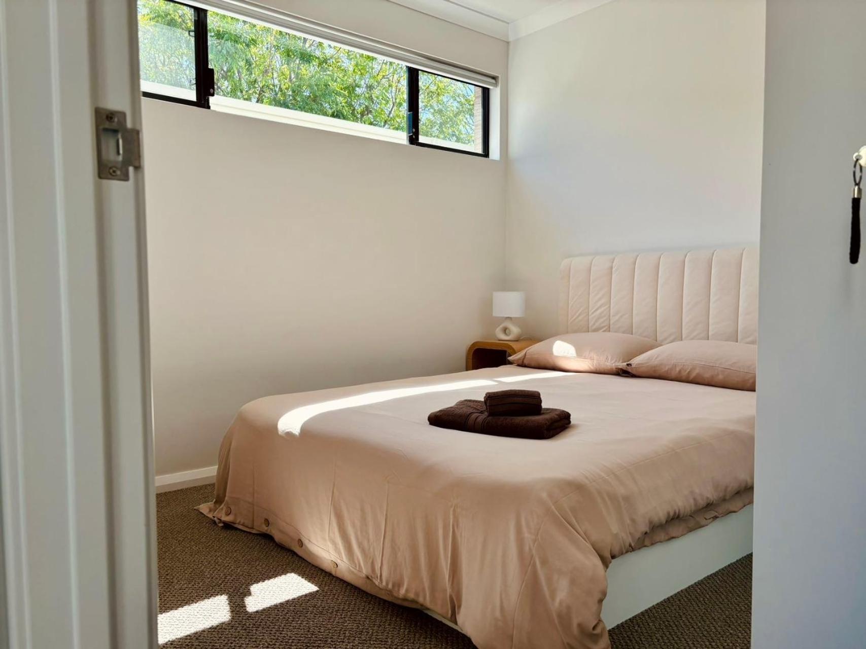New Modern Retreat Steps From Shops & Eats Apartment Perth