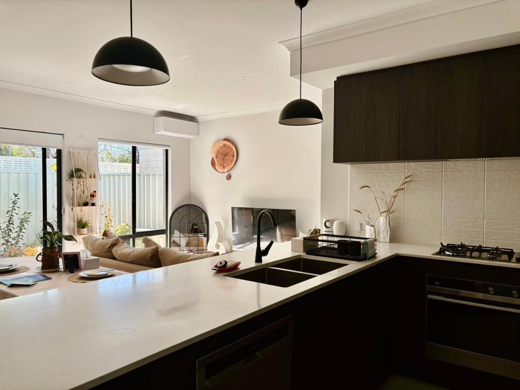 New Modern Retreat Steps From Shops & Eats Apartment Perth