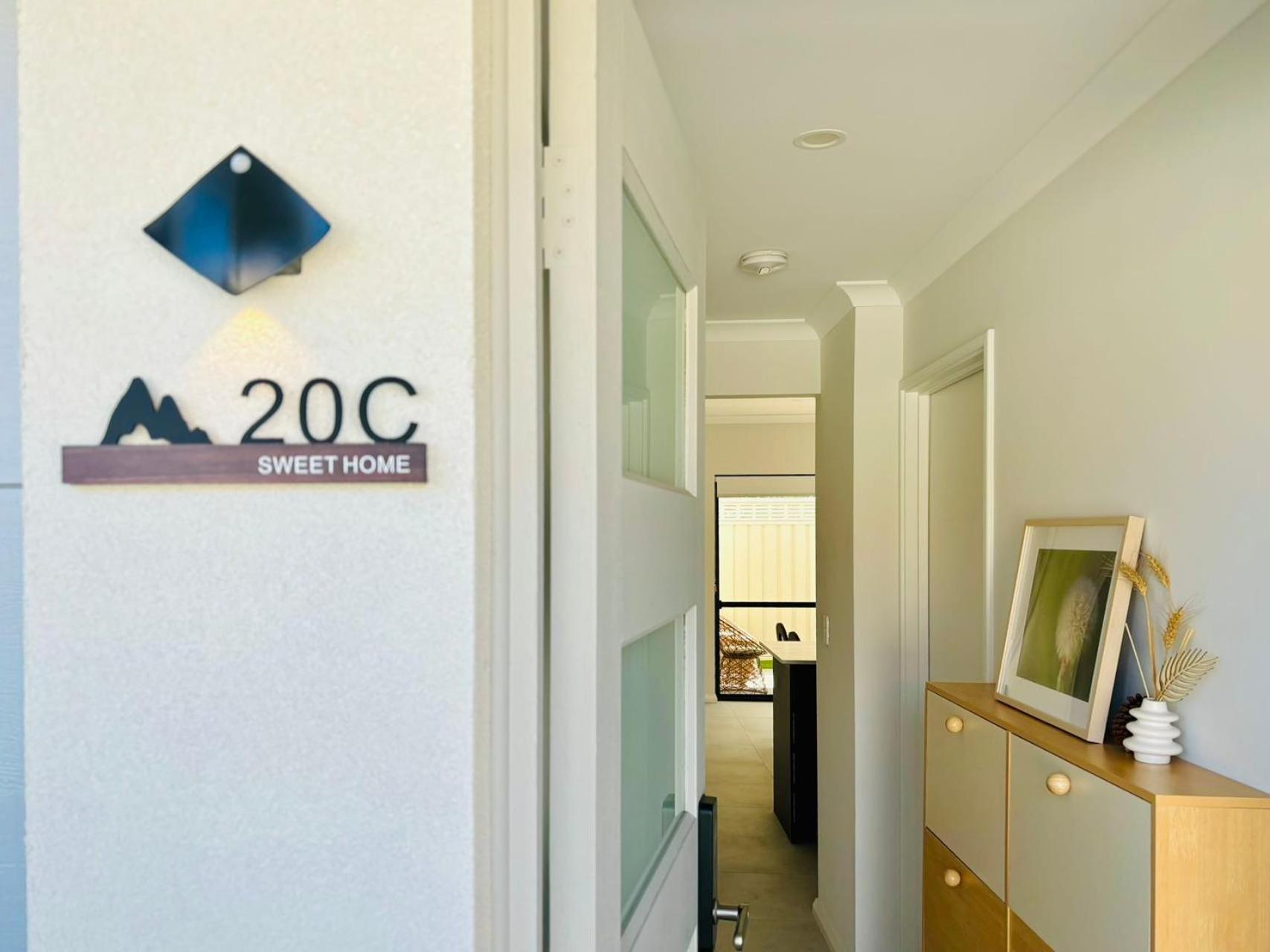 New Modern Retreat Steps From Shops & Eats Apartment Perth